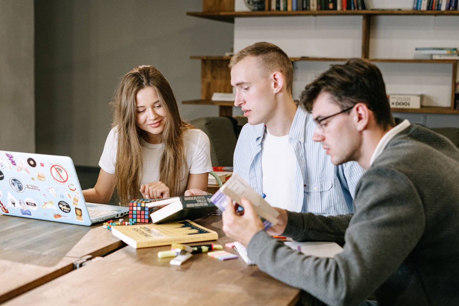 studenci spędzają razem czas na nauce w swoim mieszkaniu