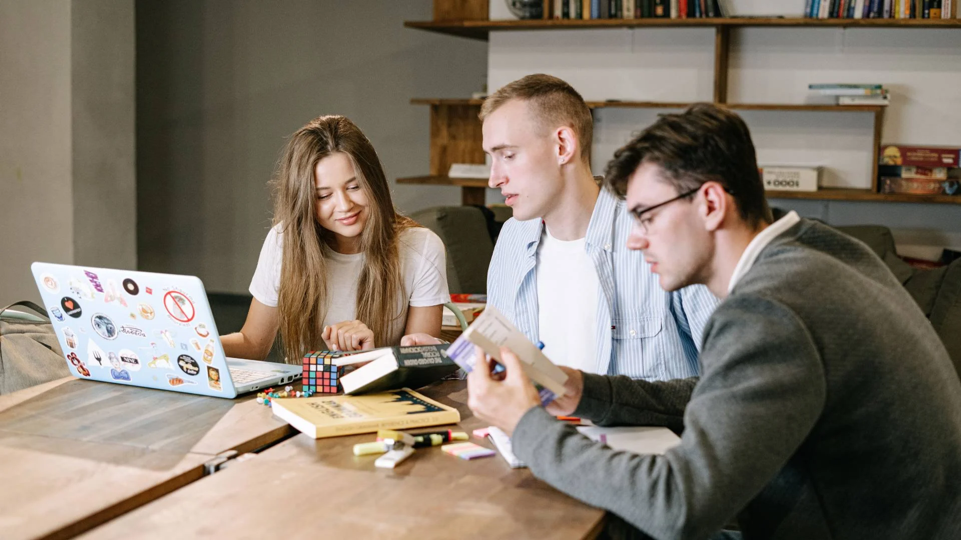 studenci spędzają razem czas na nauce w swoim mieszkaniu studenci spędzają razem czas na nauce w swoim mieszkaniu