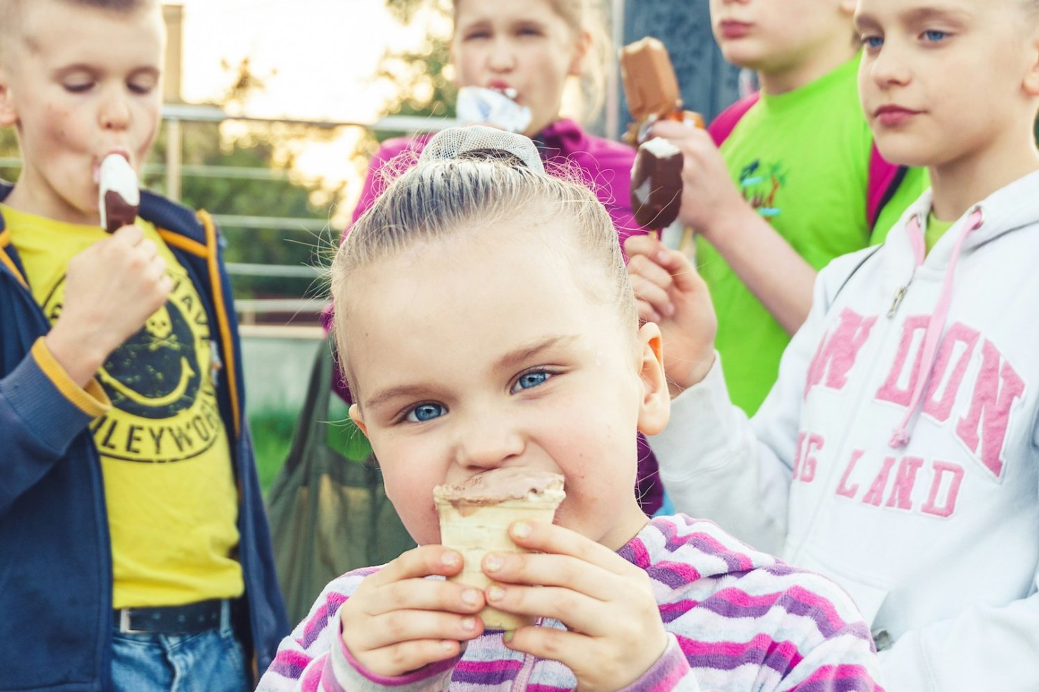 dzieci jedzą lody dzieci jedzą lody