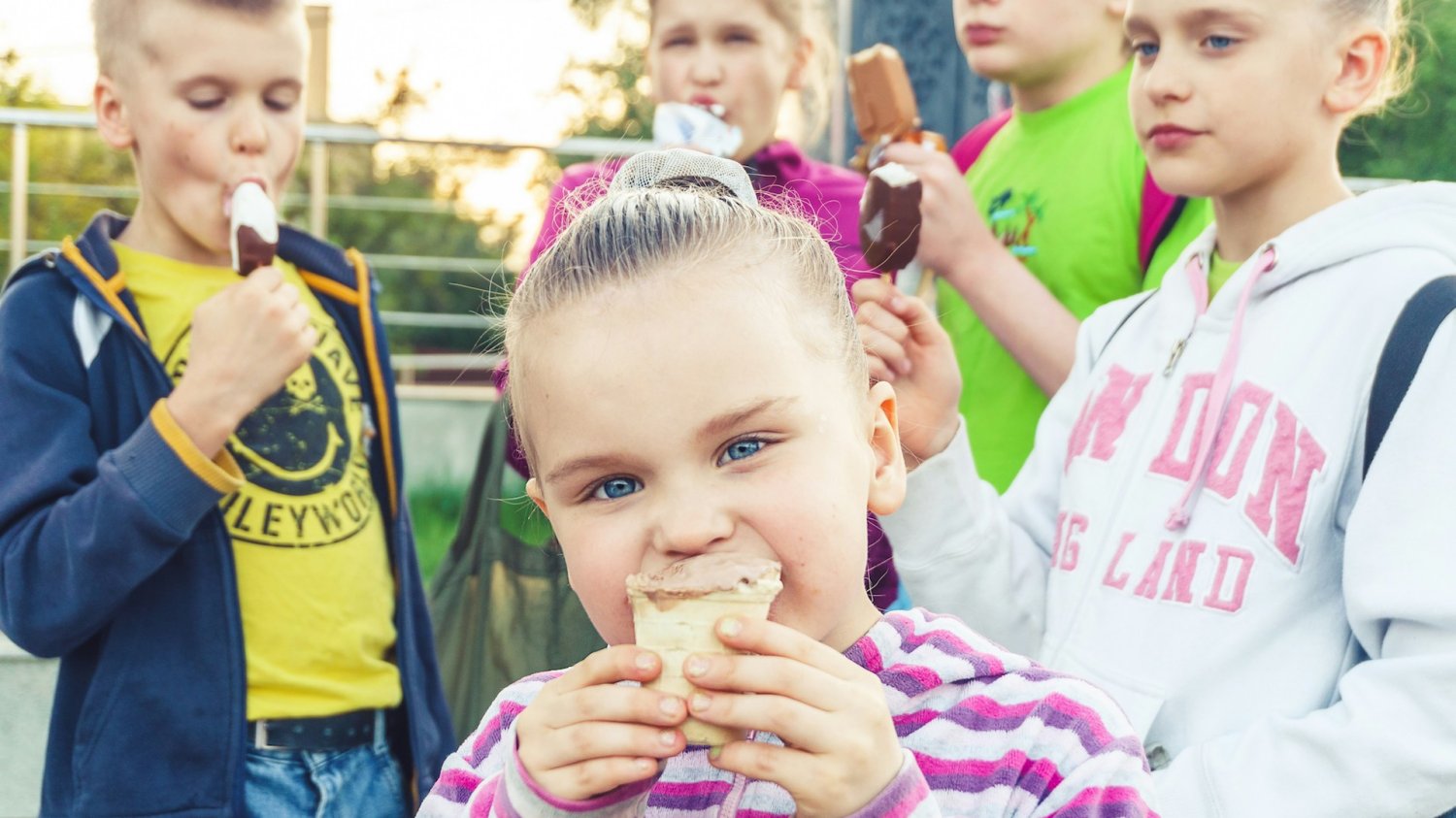 dzieci jedzą lody