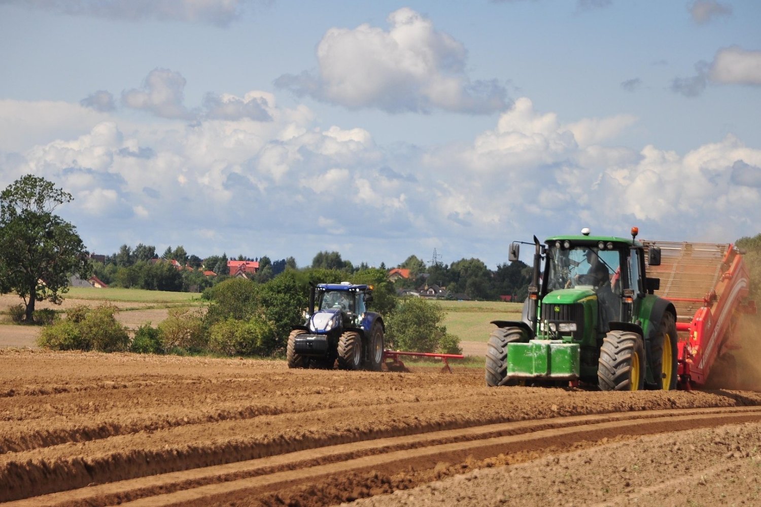 traktor na polu