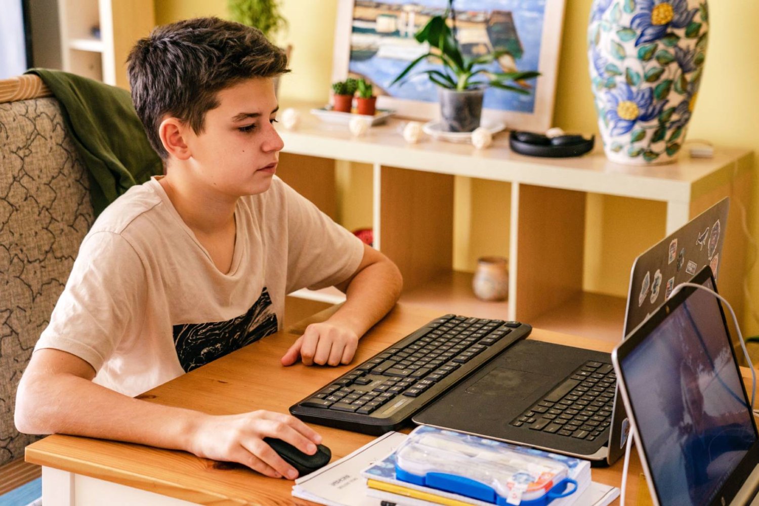 uczeń przed komputerem uczy się z korepetytorem online