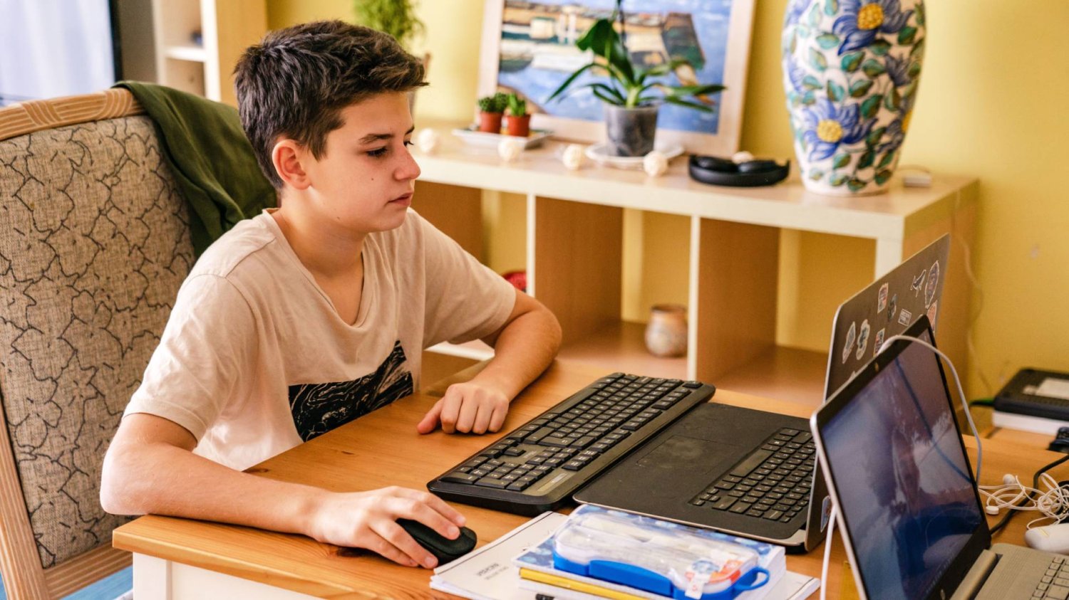 uczeń przed komputerem uczy się z korepetytorem online uczeń przed komputerem uczy się z korepetytorem online