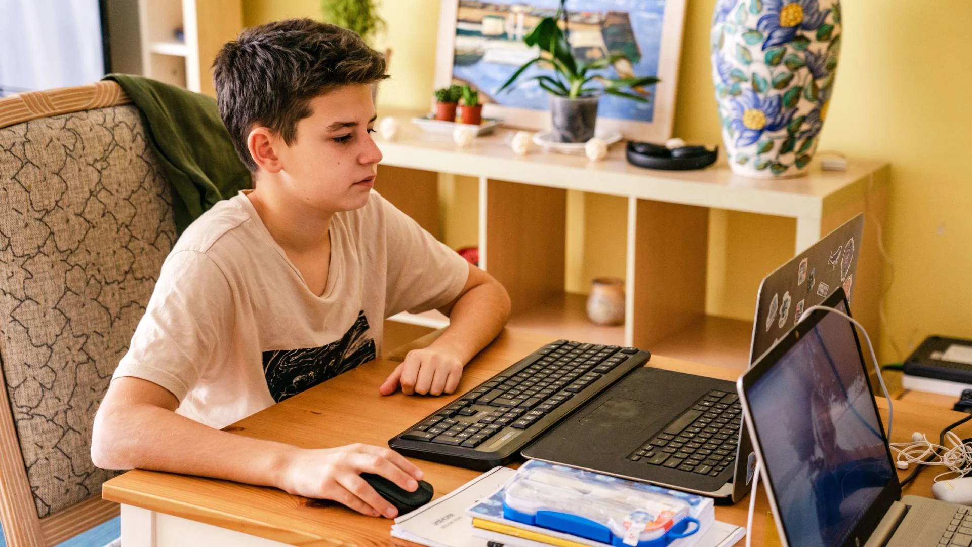 Edukacja w Polsce jest darmowa tylko w teorii. Ekspert: czerwony pasek kupuje się korepetycjami