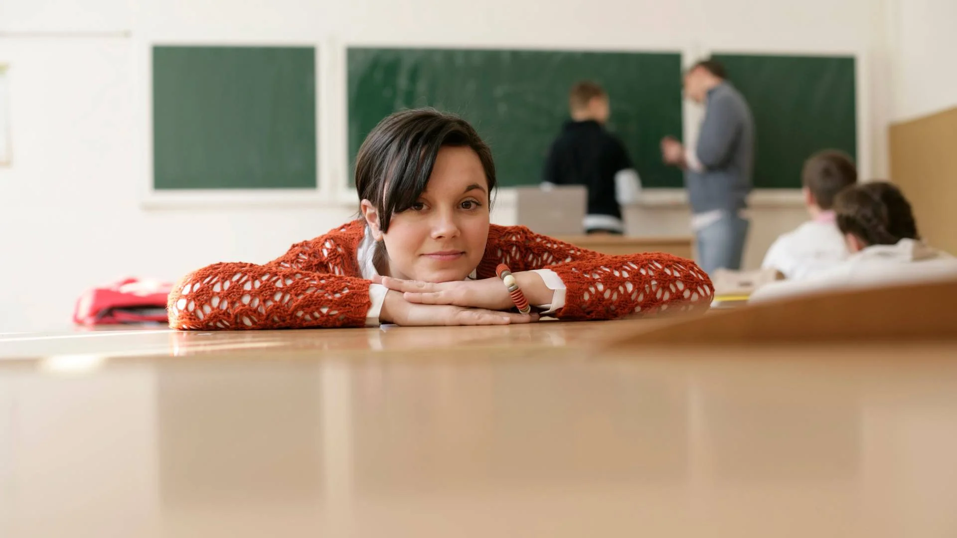 uczennica w klasie siedzi przy ławce