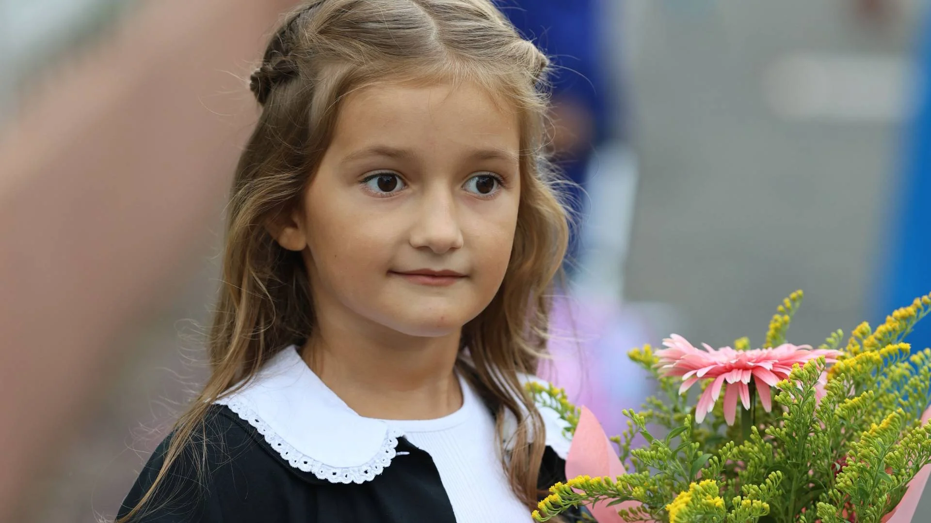 uczennica z kwiatami na Dzień Nauczyciela uczennica z kwiatami na Dzień Nauczyciela