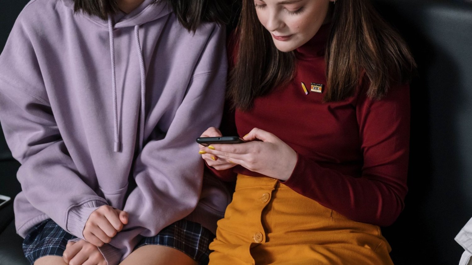 W czerwcu szkoły zamieniają się w przechowalnie. MEN ma pomysł jak temu zaradzić. Na zdjęciu dziewczynki siedzą "na telefonie"