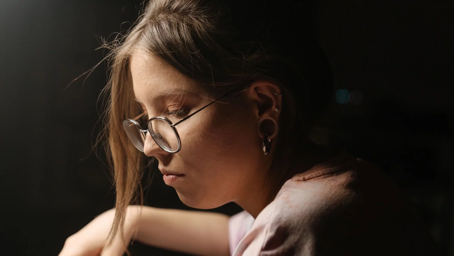 Zmienne nastroje u nastolatek. Psychiatra wyjaśnia, skąd to się bierze